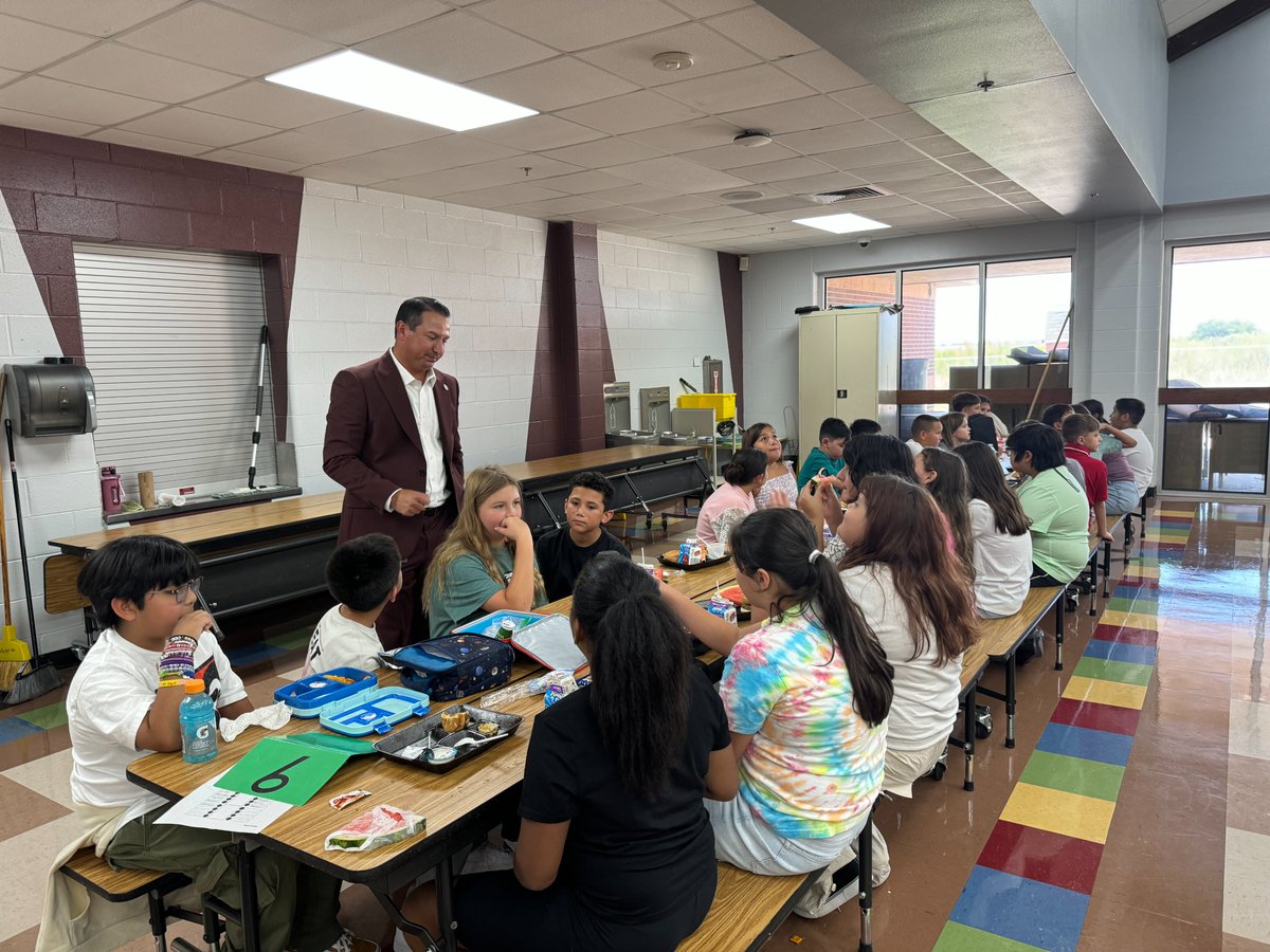 LockhartISD's tweet image. Another super successful #FirstDayLISD is in the books for @BluebonnetLions These incredible educators &amp;amp; spectacular students are set for an amazing school year! #LockedOnExcellence #UnLockingPotential #expeditionexcellence