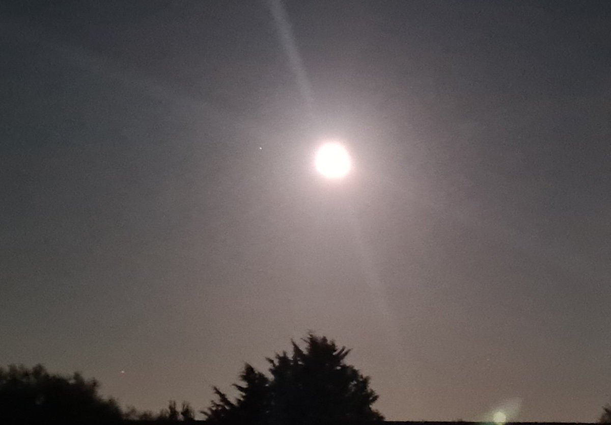MysticMartin's tweet photo. Tonight's very bright Blue Moon . . . https://t.co/NflO3OqcW3