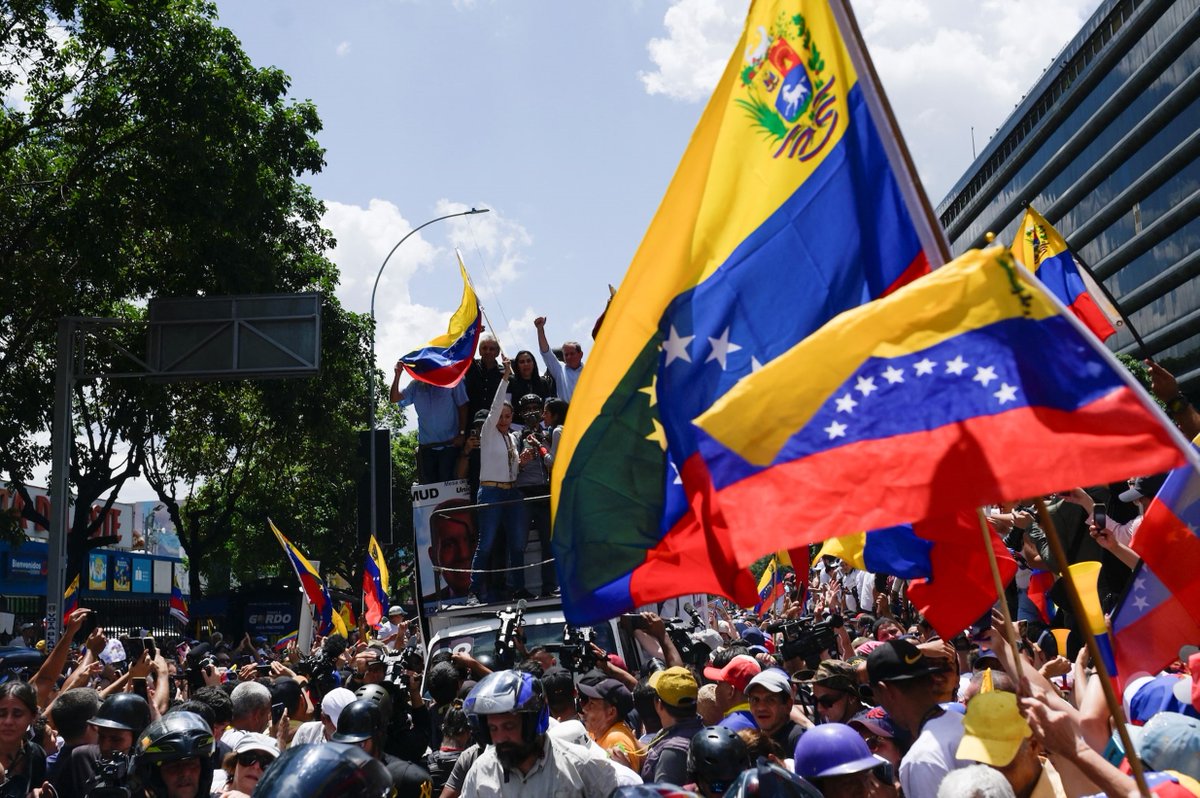 ianbremmer's tweet photo. almost a month since presidential election stolen in venezuela

crowds still marching behind opposition leader maría corina machado

maduro not going anywhere https://t.co/gyIaCmoRog