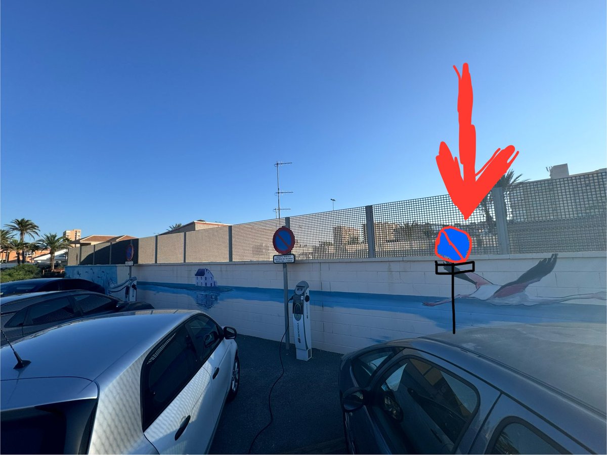 EscamezDavid's tweet photo. El @AytoCartagenaES tiene que tomar cartas en el asunto y resolver la pifia cuanto antes. En el cargador que hay junto al canal de la Gola en La Manga del Mar Menor, colocan erróneamente la señal de prohibido aparcar coches que no sean eléctricos o híbridos enchufables https://t.co/TY6j7aB4I5