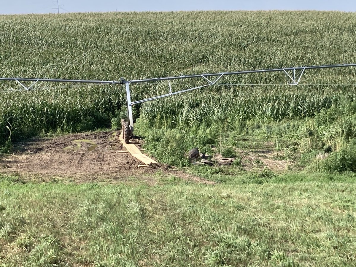 Bradleychoquet2's tweet photo. If it’s stupid, but it works- it isn’t stupid, right? #irrigate24. #pivotproblems https://t.co/GrjAT6EvKd