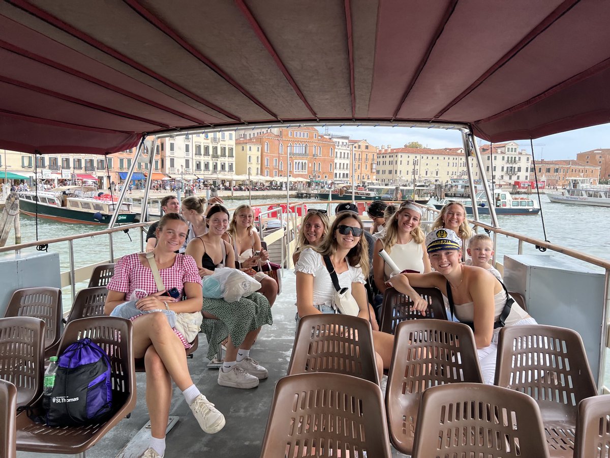 CoachSinn's tweet photo. Venice! 🇮🇹 Such a beautiful city! Around every street is another canal waiting to view! 👀  #captainAl #glassblowing #food #sights #gondola  #byzantinearchitecture #Together https://t.co/p4N9r4zud2