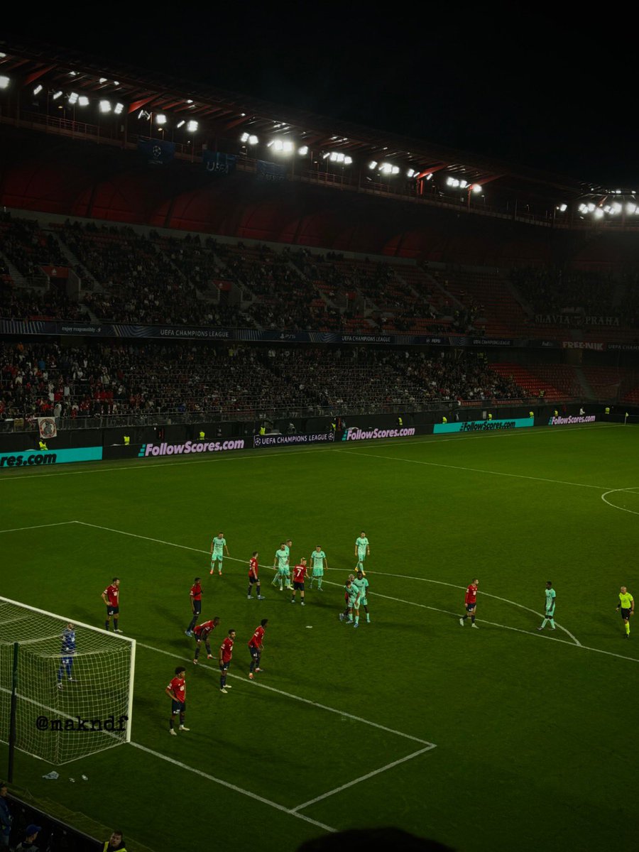 makndf's tweet photo. À 90’ de la ligue des champions, on y croit !!🇪🇺

❤️⚜️🤍 
#LOSCSLA https://t.co/5UM0zO39O3