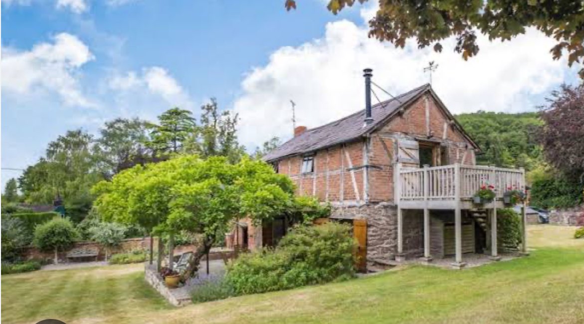 Trevor_FJ's tweet image. From a dictionary of Sussex dialect 1875 by W. D. Parish, the Vicar Of Selmeston. Not in the OED! 

Applety (Apple, and tye, an enclosure) 

An apple-loft, where the fruit is kept.  This word is used on the borders of Kent and Sussex England #apples #dialect #cider