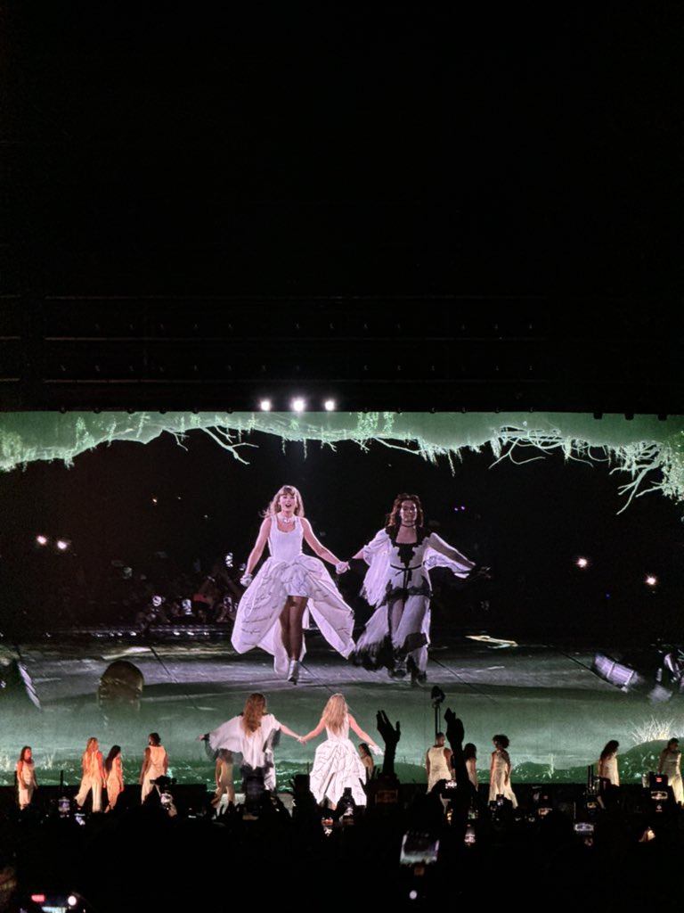 I will never emotionally recover from this 😭 #LondonTSTheErasTour