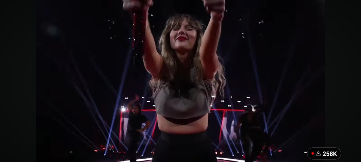 BettysGarden98's tweet photo. WHY THANK YOU TAYLOR #ICanDoItWithABrokenHeartVideo https://t.co/pA3pwB5xXH