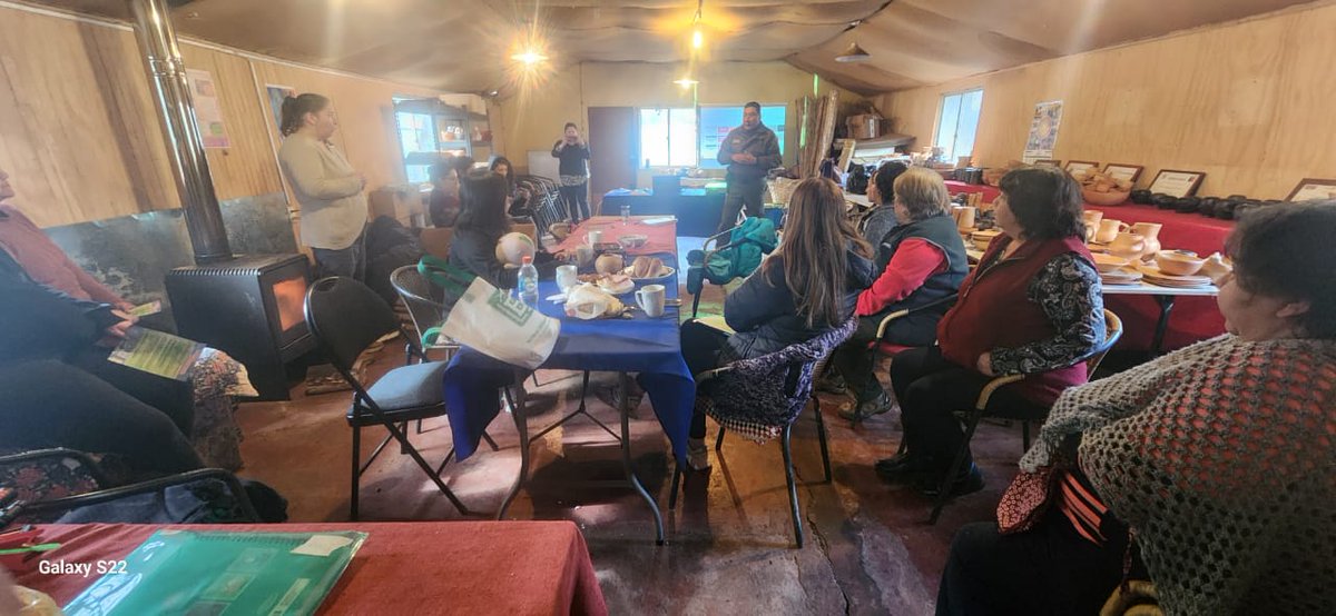 CarabMicc's tweet photo. Para realizar labor preventiva en temas de Violencia Intrafamiliar, @CarabMicc y Patrulla de Atención a Comunidades Indígenas PACI #Collipulli se reunió con mujeres Alfareras de comunidad #Piutril y #SantaEma. #CarabinerosDeTodos #SiempreCarabinero #LaPrevenciónEsNuestraEsencia https://t.co/bJlDW5s8SK