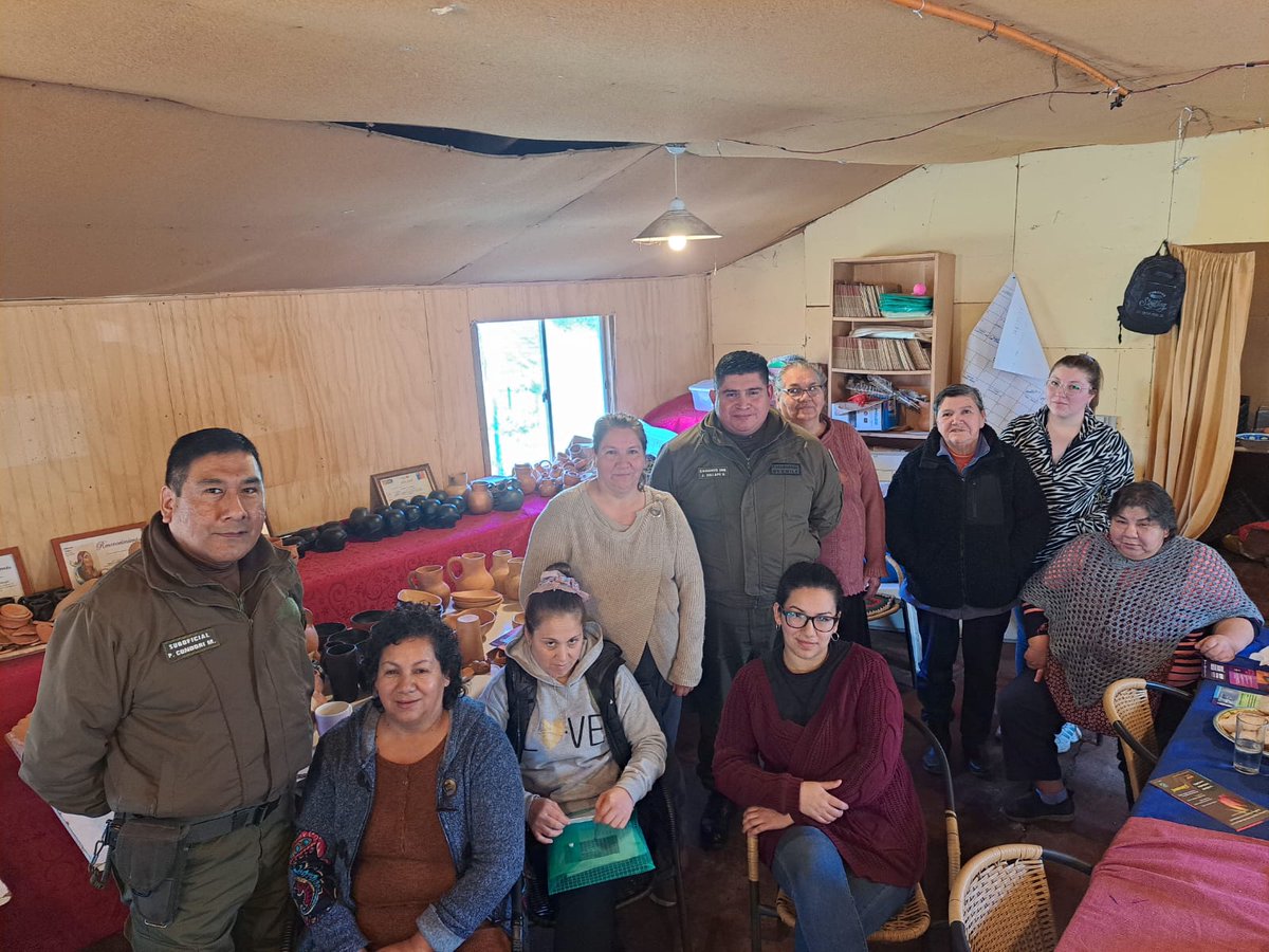 CarabMicc's tweet photo. Para realizar labor preventiva en temas de Violencia Intrafamiliar, @CarabMicc y Patrulla de Atención a Comunidades Indígenas PACI #Collipulli se reunió con mujeres Alfareras de comunidad #Piutril y #SantaEma. #CarabinerosDeTodos #SiempreCarabinero #LaPrevenciónEsNuestraEsencia https://t.co/bJlDW5s8SK
