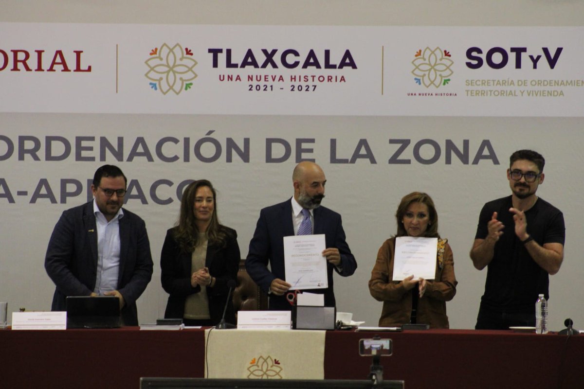 SEDATU_mx's tweet photo. #Boletín 

Entrega Sedatu Programa de Ordenación de la Zona Metropolitana Tlaxcala-Apizaco.

Se benefician 24 municipios donde habitan cerca de 700 mil personas en una superficie de 155 mil hectáreas.

Entérate aquí👉https://t.co/baD950lZe1

#EnBuenPlan https://t.co/Jrb6iBKVNn