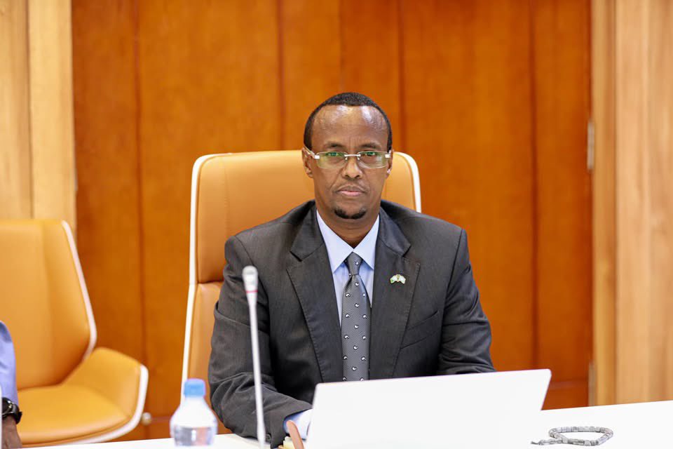 GudlaweHussein's tweet photo. I had the pleasure to brief the Federal inter-ministerial committee on stabilization chaired by the Deputy Prime Minister, Mr. Salah Jama. 
Together, we are committed to addressing the challenges we face in order to serve the best interests of our people. #Hirshabelle https://t.co/6uhRiSPGEY
