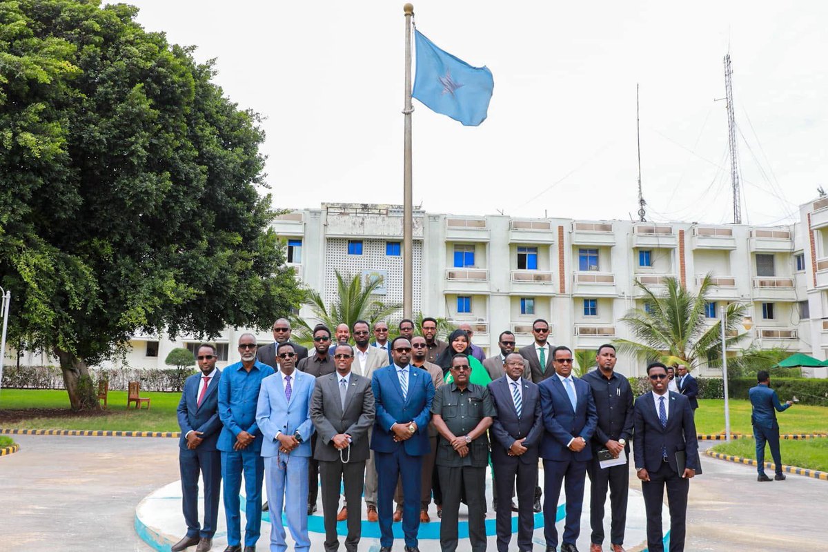 GudlaweHussein's tweet photo. I had the pleasure to brief the Federal inter-ministerial committee on stabilization chaired by the Deputy Prime Minister, Mr. Salah Jama. 
Together, we are committed to addressing the challenges we face in order to serve the best interests of our people. #Hirshabelle https://t.co/6uhRiSPGEY