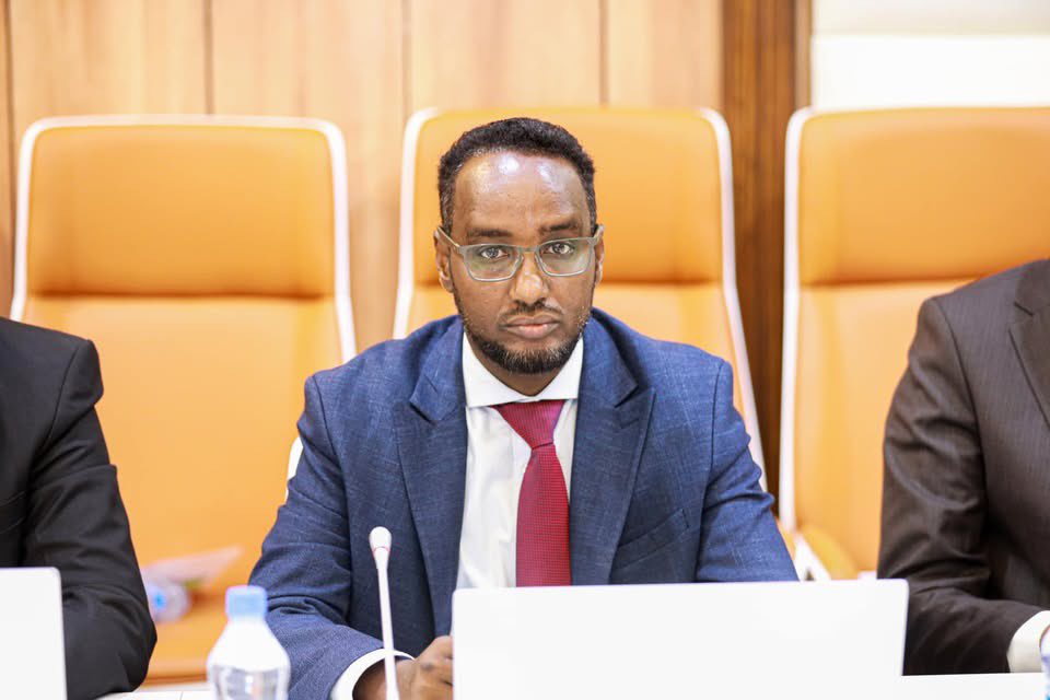 GudlaweHussein's tweet photo. I had the pleasure to brief the Federal inter-ministerial committee on stabilization chaired by the Deputy Prime Minister, Mr. Salah Jama. 
Together, we are committed to addressing the challenges we face in order to serve the best interests of our people. #Hirshabelle https://t.co/6uhRiSPGEY