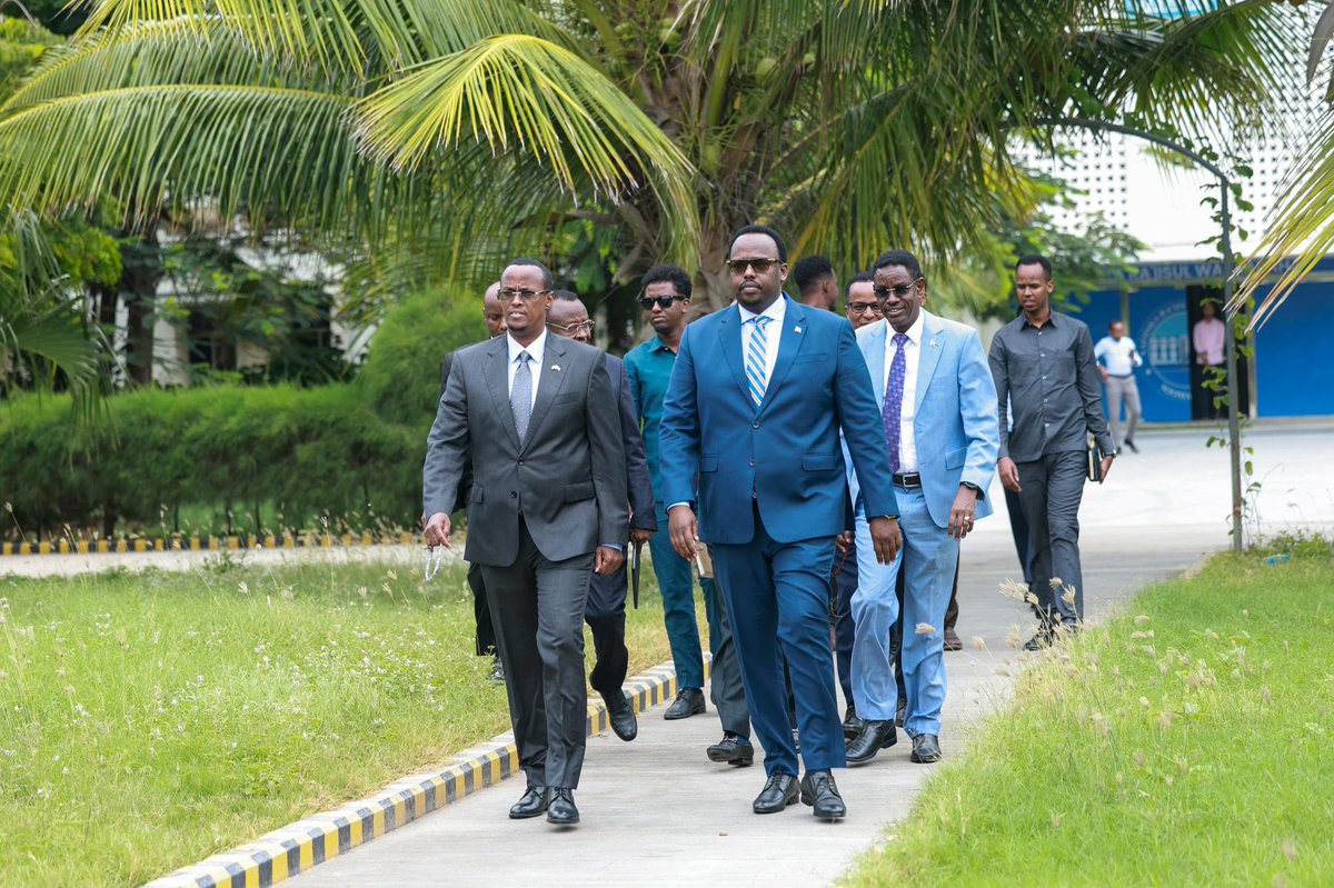 GudlaweHussein's tweet photo. I had the pleasure to brief the Federal inter-ministerial committee on stabilization chaired by the Deputy Prime Minister, Mr. Salah Jama. 
Together, we are committed to addressing the challenges we face in order to serve the best interests of our people. #Hirshabelle https://t.co/6uhRiSPGEY