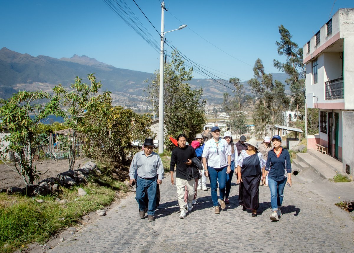 GADOtavalo's tweet photo. .@bellhermosa recorrió la comunidad de La Compañía Alta para escuchar necesidades, planificar acciones, así como calles en mal estado
Moradores agradecieron su visita y destacaron la urgencia de mejorar la infraestructura para potenciar el turismo en esta zona
#JuntosPlanificamos https://t.co/QimmhEP2Pb