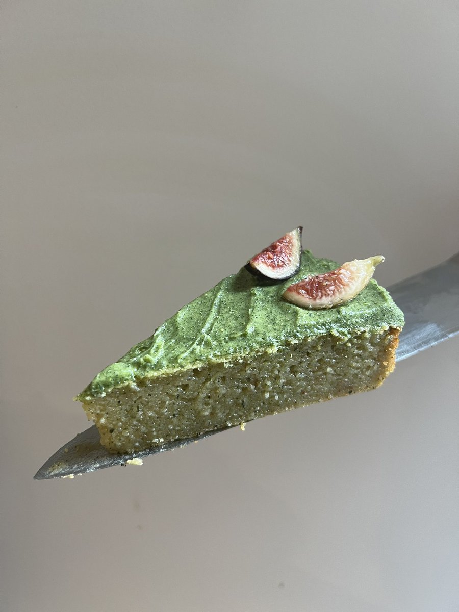 fig leaf mochi cake with fig leaf buttercream frosting and fresh figs on top