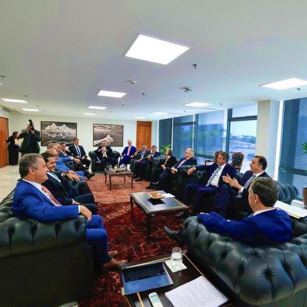 allanldsantos's tweet photo. Os lideres de uma organização criminosa em reunião. O jornalista que trata esse encontro como algo legítimo é cego ou burro. https://t.co/1mNO8MT90U