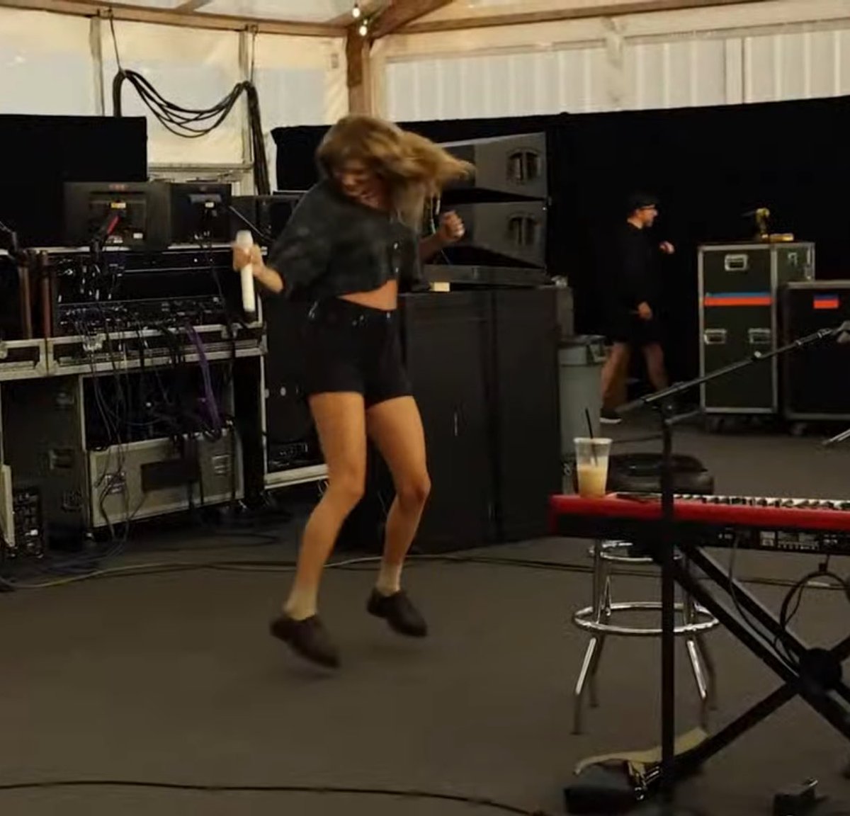 anglcdns's tweet image. exact representation of me listening to any TAYLOR song alone in my living room with my headphones on #ICanDoItWithABrokenHeartVideo