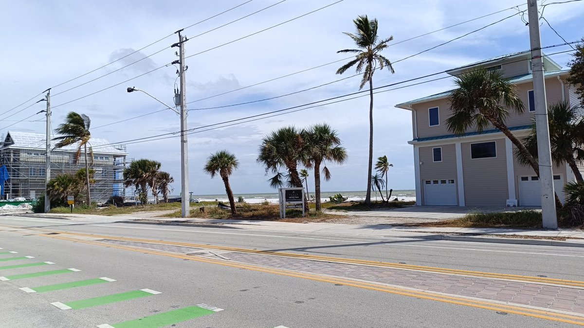 Avec ses bâtiments détruits, démolis ou "simplement" fragilisés, #FortMyers se reconstruit après l'#ouragan #Ian de septembre 2022...  jusqu'au prochain 🫤 
#résilience #hurricane 

instagram.com/tv/CjG_W22DJoH…