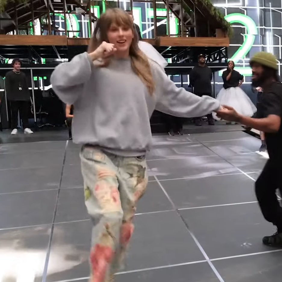 eternalchemy's tweet image. She’s having the time of her life even during rehearsals🥹 i love seeing her so happy ❤️ #ICanDoItWithABrokenHeartVideo