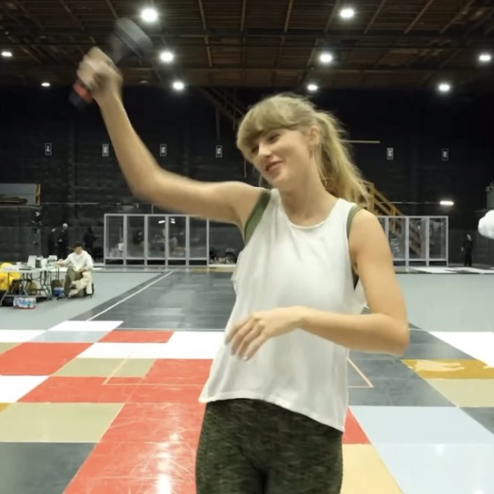 eternalchemy's tweet image. She’s having the time of her life even during rehearsals🥹 i love seeing her so happy ❤️ #ICanDoItWithABrokenHeartVideo