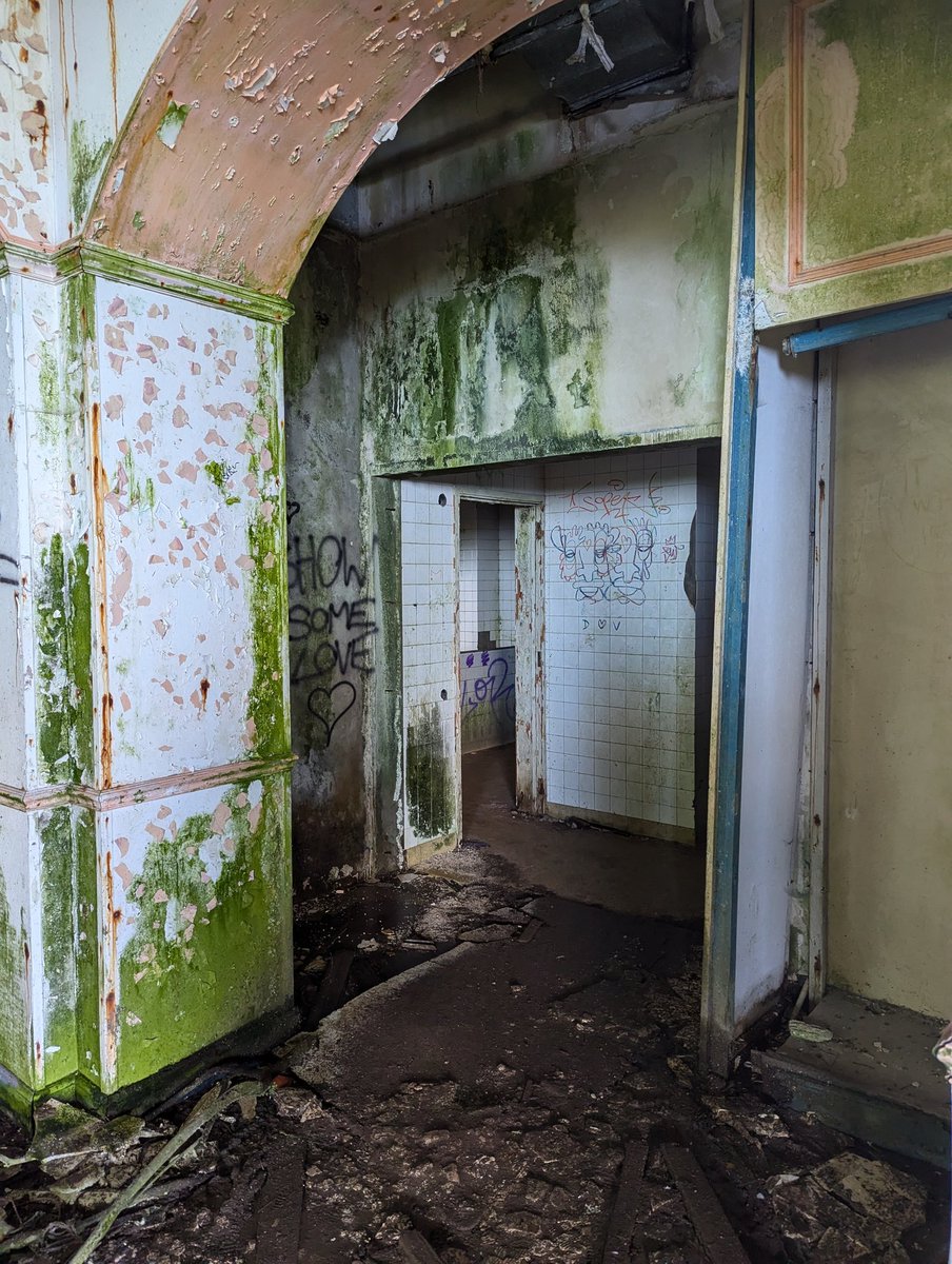Decafwolf's tweet photo. Found an abandoned hotel on my travels. No Minotaur in sight though... 
@MinoHotel https://t.co/ZoGrvAJk76