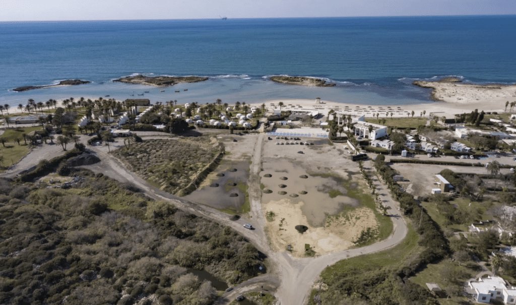 Thread 🧵  
This is Dor beach in “israel”, built over the mass grave of Tantura massacre victims. Tantura was a beautiful coastal village, home to native Palestinians.

Below I'll share testimonies from Zionist soldiers involved in the ethnic cleansing of this community.