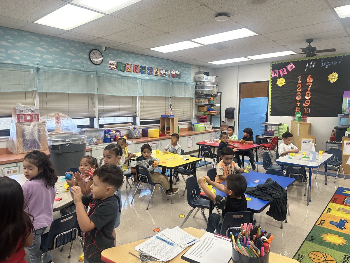 LockhartISD's tweet photo. Our littlest Lions had a spectacular start to their educational journey today at @CarverCubs  We are so excited to welcome these bright and shining stars and can't wait to watch them grow! #FirstDayLISD
#UnlockingPotential #expeditionexcellence https://t.co/YrxcfPcDWV
