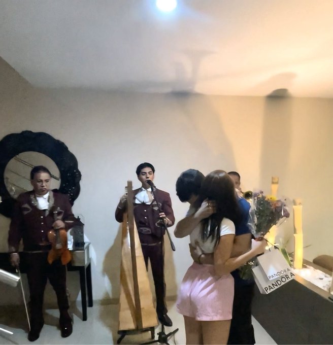 Mi mejor regalo de pumple lleg&oacute; a la medianoche con mariachi y flores 🎶💐 https://t.co/bDxtpiZYdW