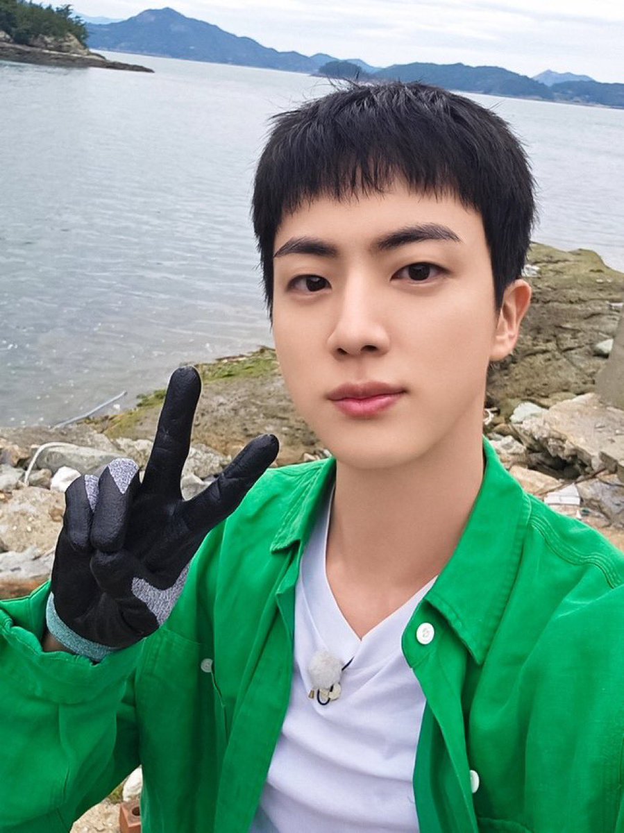 UniversBTS_'s tweet photo. [📰] A mídia sul-coreana relata que o BTS fez jus ao seu nome, e o episódio com Jin em “Half-Star Hotel in Lost Island” quebrou seu próprio recorde de maior audiência! 👑

— De acordo com a Nielsen Korea, o episódio de 19 de agosto registrou uma audiência de 6,4% com base nos domicílios do país, o que supera seu pico anterior de 6,1%. ✨

Jin apareceu no episódio e atraiu ainda mais atenção, pois foi sua primeira aparição em um programa de variedades transmitido nacionalmente após ser dispensado do exército em junho passado. 💖

JIN ON LOST ISLAND
RETURN OF VARIETY KING JIN
#JinxHalfStarHotel

🦁 @BTS_twt