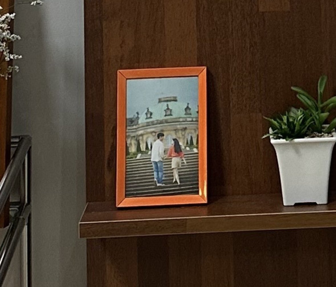 현우 오피스텔 폰집들이 하다 발견한건데
집안 곳곳에 온통 해인이사진 신혼여행사진
이혼하고 살던집 맞음?
풉