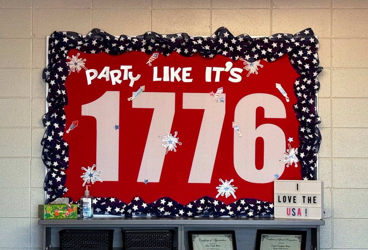 cassi_buys's tweet photo. 🇺🇸 Election season is upon us ! Here’s hoping my new bulletin board reminds students of the original spirit and vision of our first American leaders!  ⭐️

🇺🇸 ＞ 🐘🫏 https://t.co/2DkFA19CEz