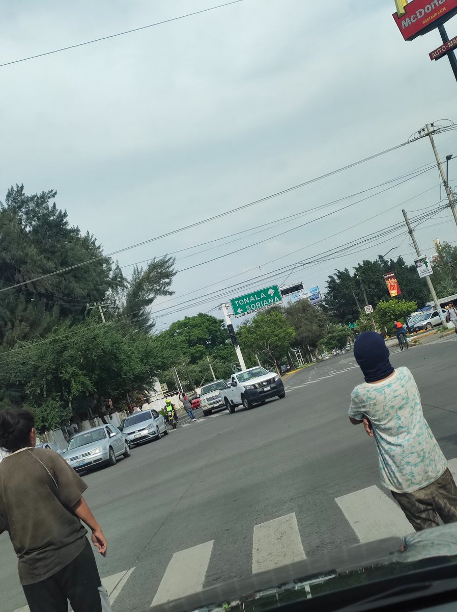 ideh1006's tweet photo. Semáforo descompuesto al cruce de río Nilo y patria en limites de Tonalá y Guadalajara @Trafico_ZMG  @AgenciaAMIM https://t.co/7rYuWzG1KX