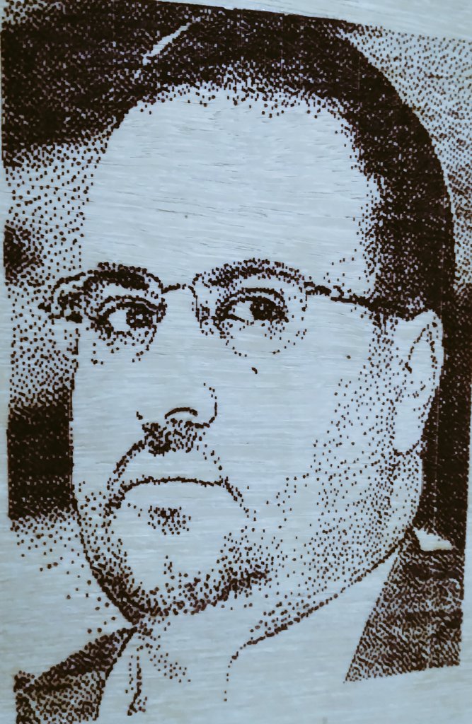 صورة الشهيد الرئيس #صالح_الصماد 
تم نقشها بمكينة CNC ليزر الذي صممتها انا وزملائي لتقديمها كمشروع تخرج .

حرام لو تعرفوا كم ب تستغرق الصوره لا ترحموني وتتفاعلوا مع الصور الذي بين اشتغلها .😅🥹

بس يالله الكفاية بالموجودين.

#غزه_الآن
#السيد_القائد
#صباح_الخير