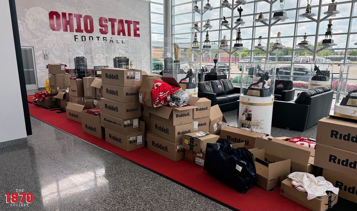 Pre-Season Autograph Session complete! 🏈 We’re giving away a signed Jeremiah Smith helmet, Quinshon Judkins Jersey, and Air Noland photo to 3 active members. Not a member? Sign up today via buff.ly/4dNFcoM. We will be having the drawing on Sept. 5th so join today!
