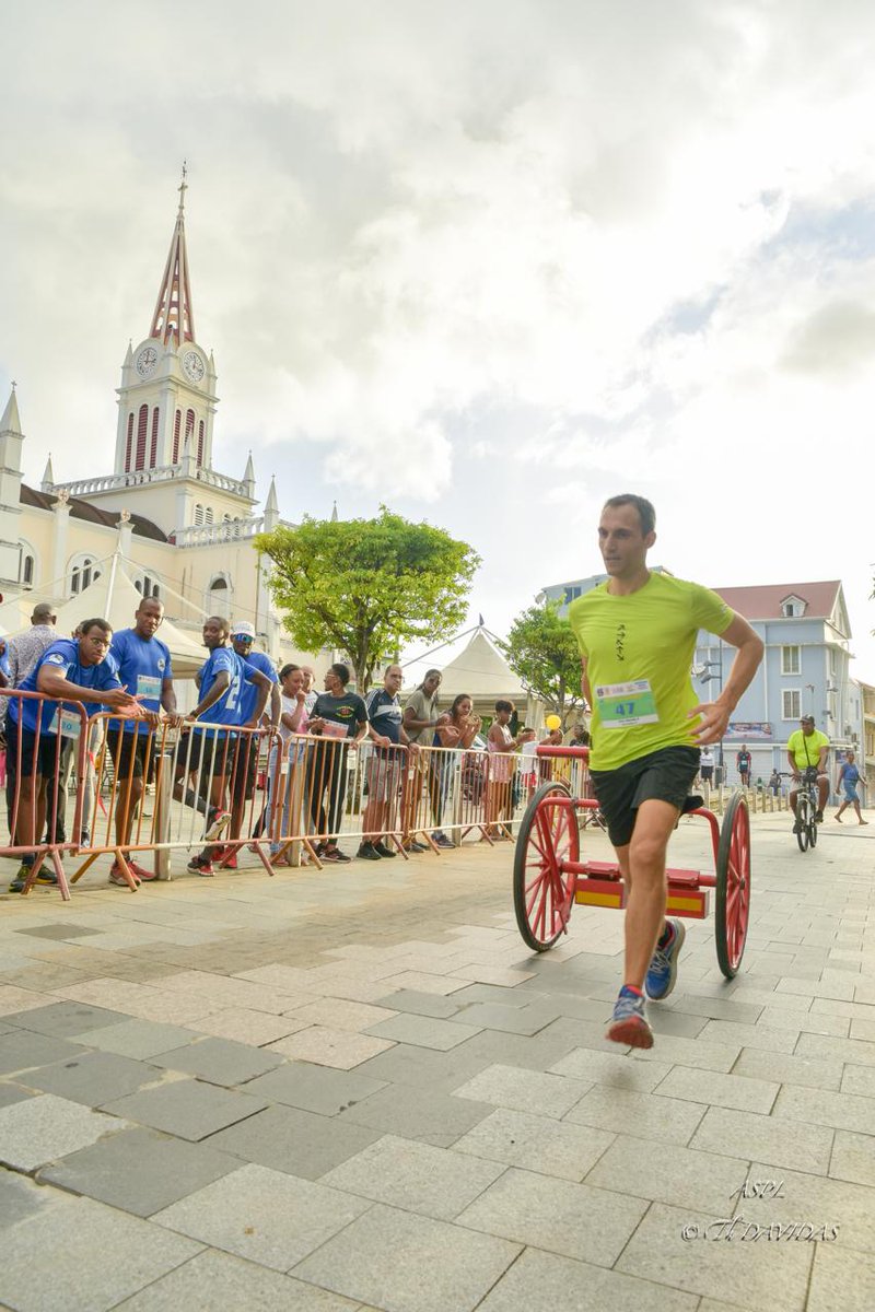 [Relais du dévidoir]

Un beau moment sportif et de cohésion avec la team "État-major".

Un grand merci à l'amicale du centre de secours du Lamentin pour l'organisation de cet événement.

A l'année prochaine...