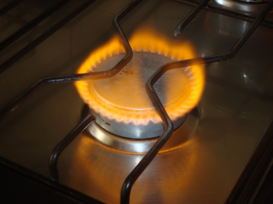 ♨️ Un hombre de 52 años fue hallado inconsciente y con una herida en la cabeza, en su vivienda de Galarza y Colón Curá. Todo indica que se habría desmayado producto de una acumulación de #monóxido de carbono en la habitación. Se encuentra internado en grave estado en el HPN.