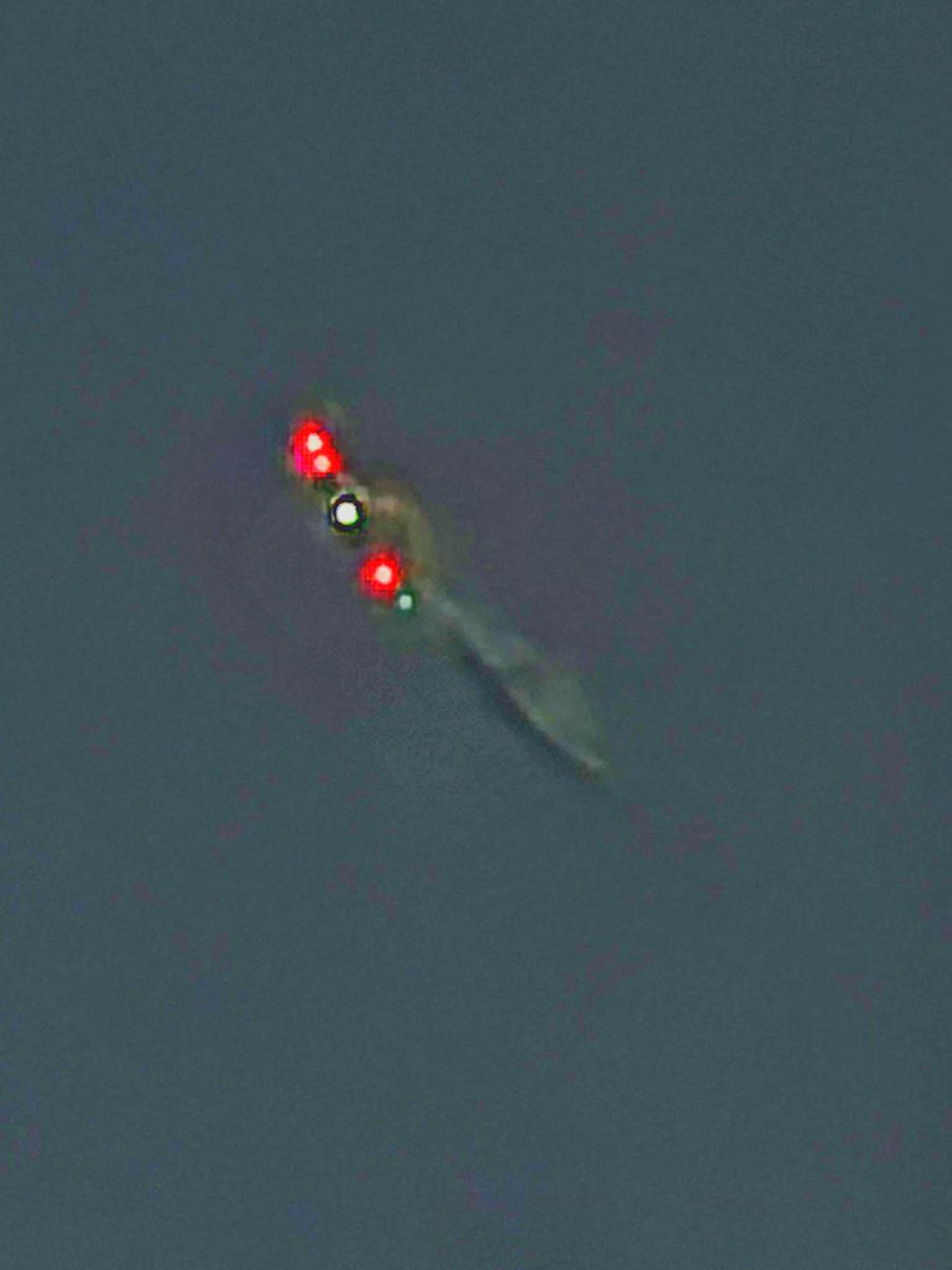 BillyTheMarston's tweet photo. @pitococremoso Deixei as imagens mais claras e apliquei um filtro de relevo nas imagens, não sei mas a primeira parece ter algo embaixo, parece ser um blackbird sr-71 realmente. https://t.co/aBx3hRxt0j