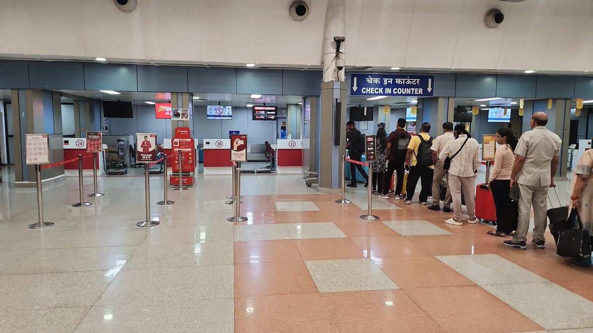 jaskaran1807's tweet photo. No wonder my #spicejet flight are delayed yet again this morninh. the staff itself isn't available this morning. 
ONE COUNTER FOR THE WHOLE AIRLINE? 
@flyspicejet @PuneAirport @aaipunairport https://t.co/DluV2MP7s2