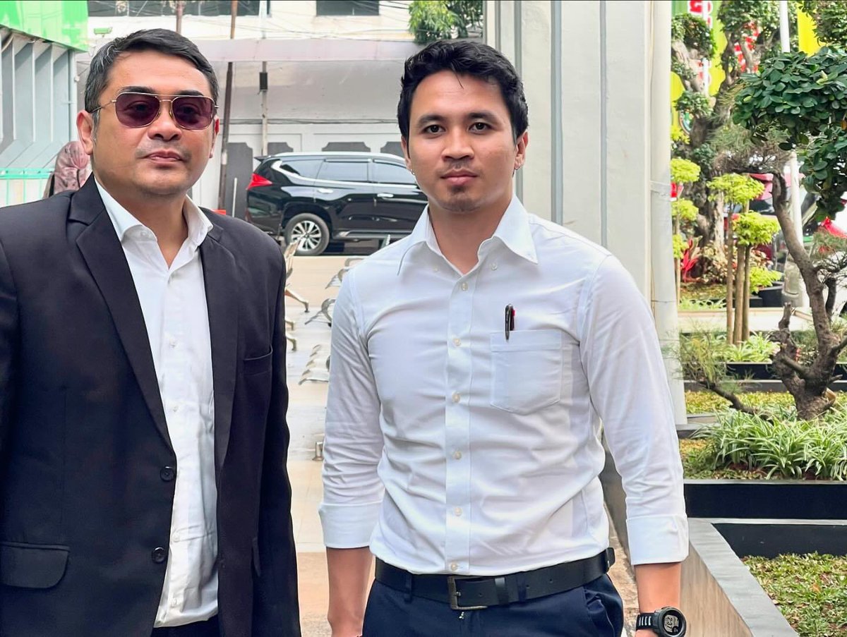 phalosaaw's tweet photo. Bersama @aryawedakarna_  

#awk #aryawedakarna #phalosawahendra #advokatmuda #advokatbali #pengadilan https://t.co/O61CFwLOPI