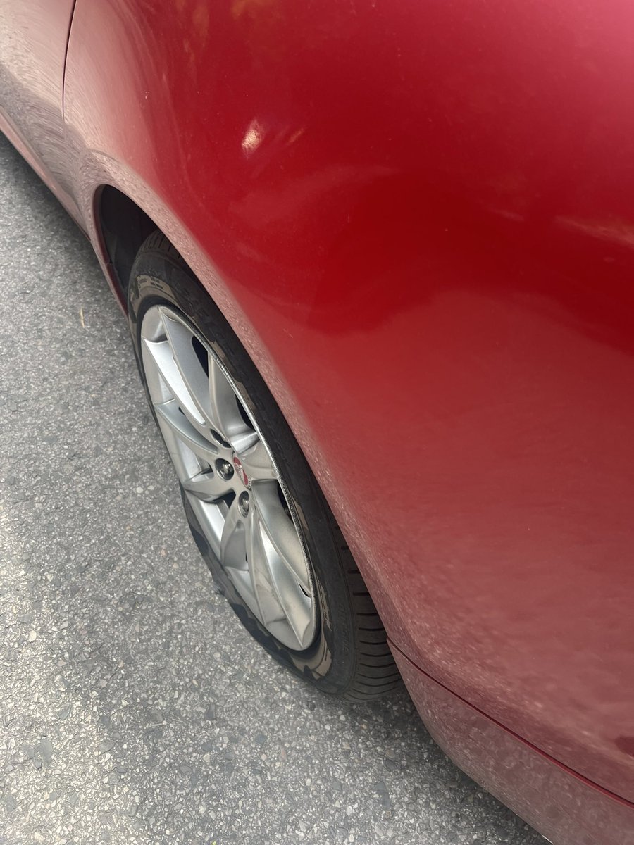 Mywishtoday's tweet photo. @GobCDMX por favor reparar hoy Paseo de los Tamarindos, más de 5 coches en 3 h con llanta ponchada. https://t.co/FTEMPvX2XH