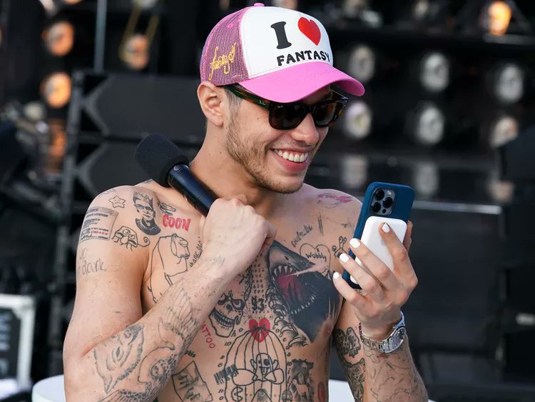 <a href="/ayeejuju/">juju 💰</a> Pete Davidson rn