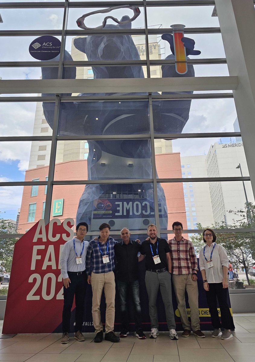 The Farhomies are having a bear-y good time in the mile high city! #ACSFall2024 

@OmarFarha5 <a href="/11xlwang/">Xiaoliang Wang</a> <a href="/HaomiaoXie/">Muon</a> <a href="/Timur_Islamoglu/">Timur Islamoglu</a> <a href="/ShengyiSu/">Shengyi (Tony) Su</a>