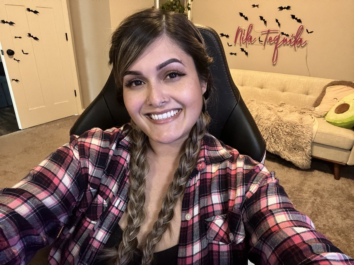 Hey cuties! We’re going live with more #ResidentEvil7 over on Twitch! Tell me all about your day. Did we have Tacos on this day of Tacos of Tuesdays? 🌮

twitch.tv/nilatequila