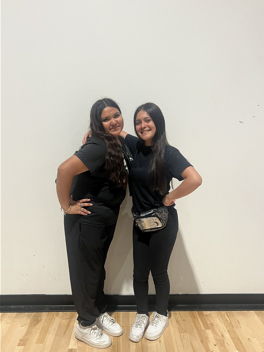 SunsetSportsMed's tweet photo. Senior student trainers first Volleyball game. @SunsetAthletics @dallasathletics @dallassportsmed #bisonup #at 💜🦬 https://t.co/ADgDzgXIUC