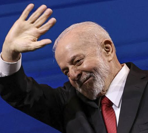 🚨URGENTE: É BOMBA, então peço que compartilhem. A Ibovespa acaba de bater um novo recorde, ultrapassando os 136 mil pontos. Caso vocês compartilhem isso, a extrema-direita vai começar a chorar. Por isso, peço que escrevam PATRIOTAS FAZEM O L nos comentários da postagem. Não são