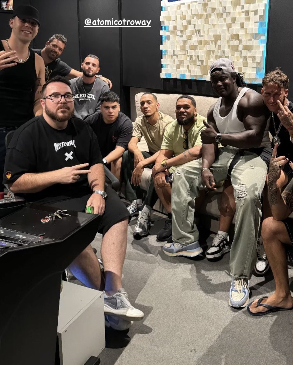j4virw_'s tweet photo. QUEVEDO x YUNG BEEF https://t.co/VGWB56SQrU