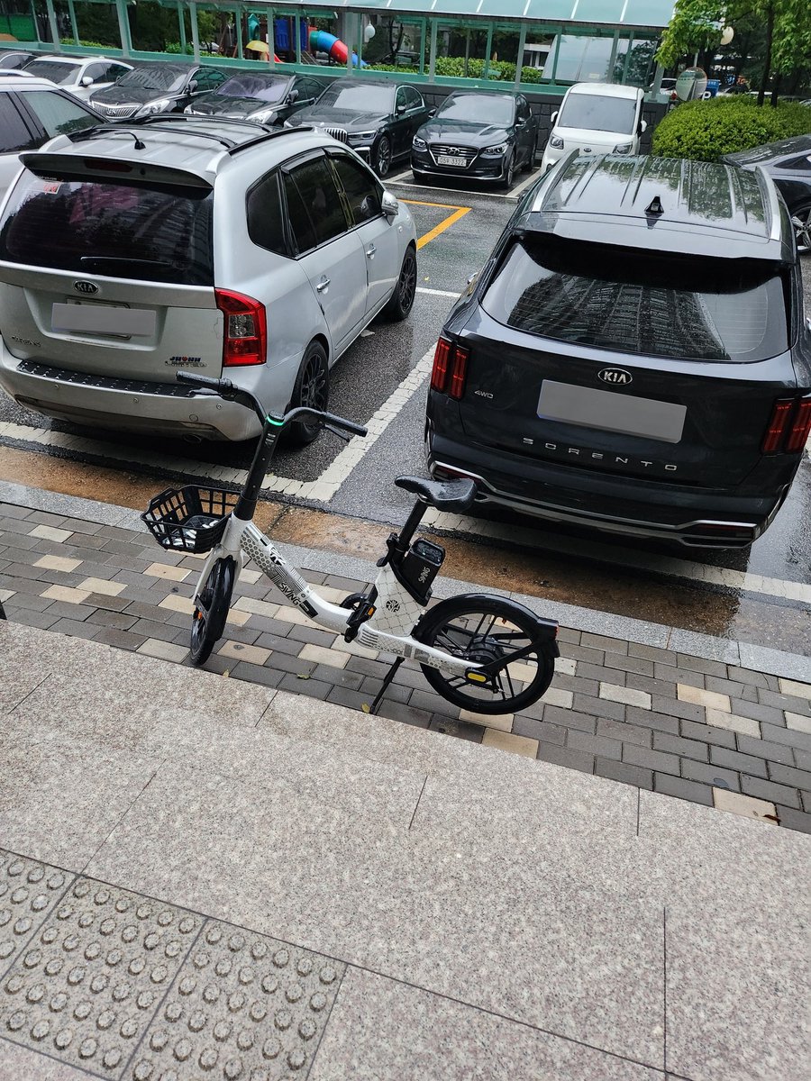 toltolpapa's tweet image. 아파트 입구를 저따위로 막아대는 수준으로 공유킥보드 공유자전거 등 나 편하려고 쓰는거 왜 없애려드냐 빼애액 하는 친구들에겐 대체 뭐가 들어있는걸까.. (+ 안전부재, 2치기 3치기등 탑승규칙 위반)

상식 없이 이용하는 공유킥보드 등 공유 모빌리티 서비스에 반대합니다.

#전동킥보드 #스윙