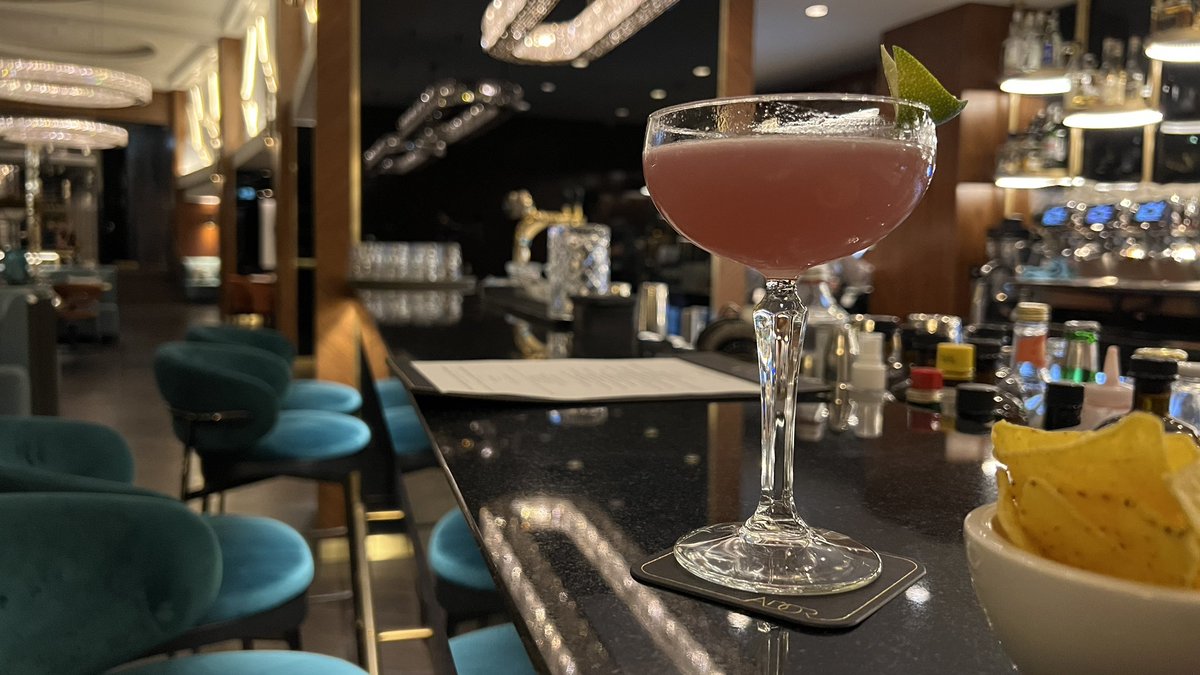 pt_hyatt's tweet photo. #InterContinentalSofia 

夜は特典のドリンクチケット使ってレストラン「ADOR」のバーへ🌛

ただのフリーチケットかと思ってたら🎫意外にもしっかりしたカクテルメニューから頂けます🍸✨

店内の雰囲気も素敵だし、バーテンダーの兄さんもダンディなイケメンでした😂 https://t.co/Jg0cL2EOkK