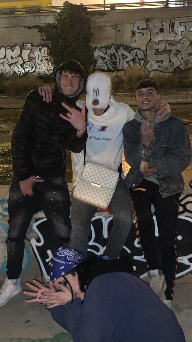 favelathotie's tweet photo. yo y los bros (tenemos coochie) #bandolife https://t.co/pHJrPbhgWr