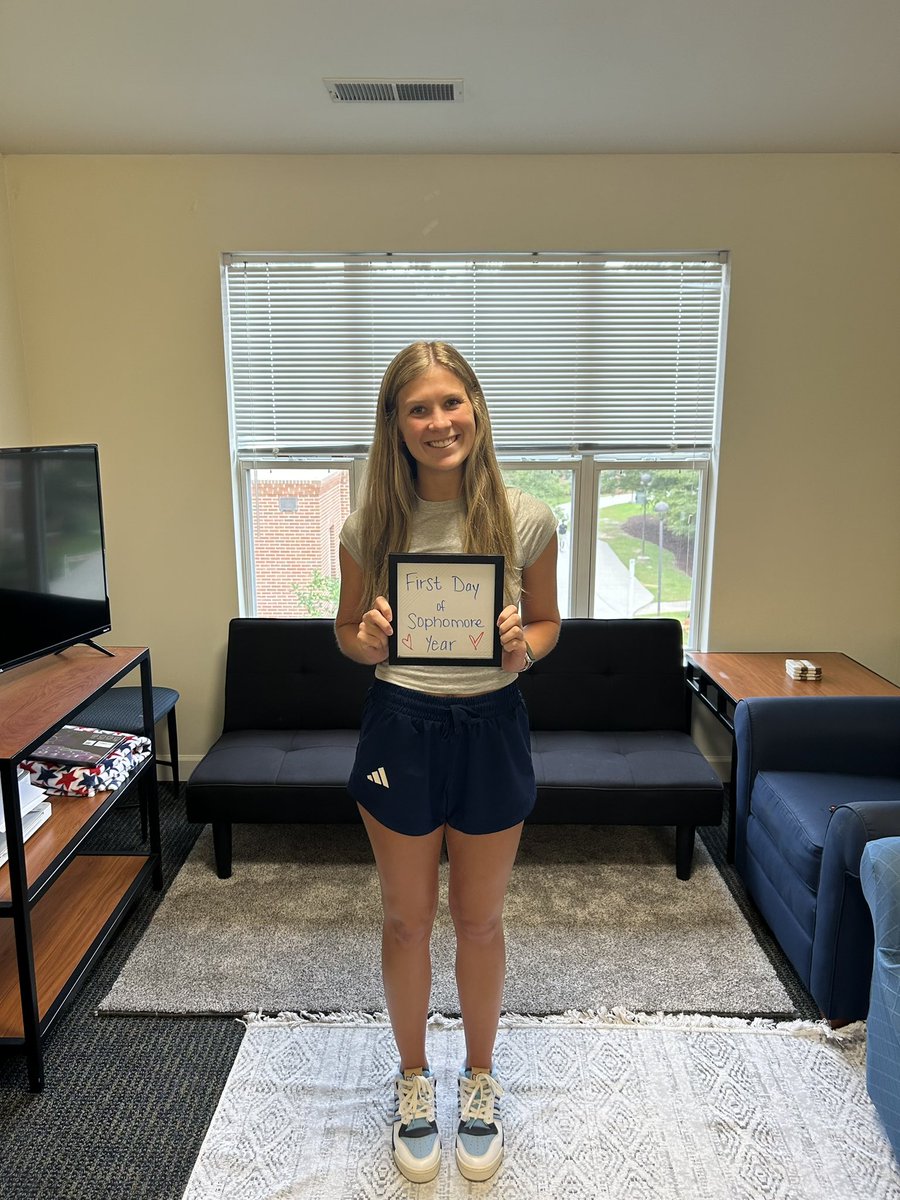 JessicaandMars1's tweet photo. I got one FDOC pic from our College Sophomore!! #FMUFDOC #ourjordyn #DarlaMooreScholar #FMUHonorsCollege #StudentAthlete @FMUSports @francismarionu 

❤️🤍💙#gopats https://t.co/vCKRfYYpON